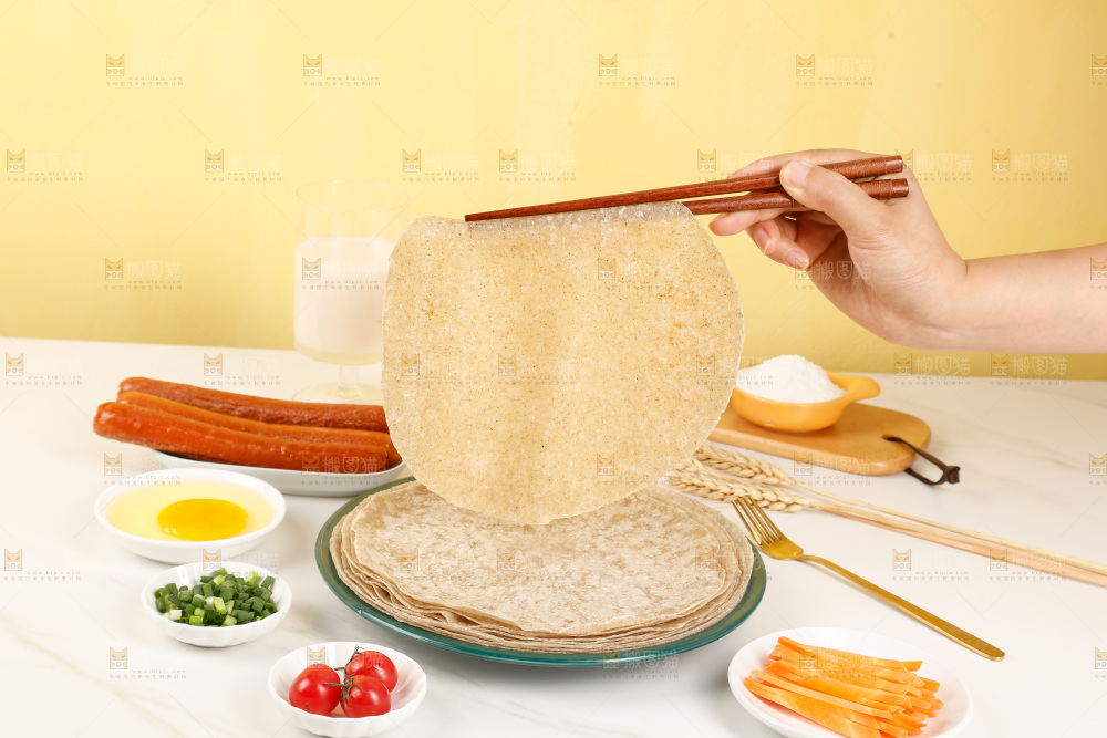 浅底上的果蔬卷饼