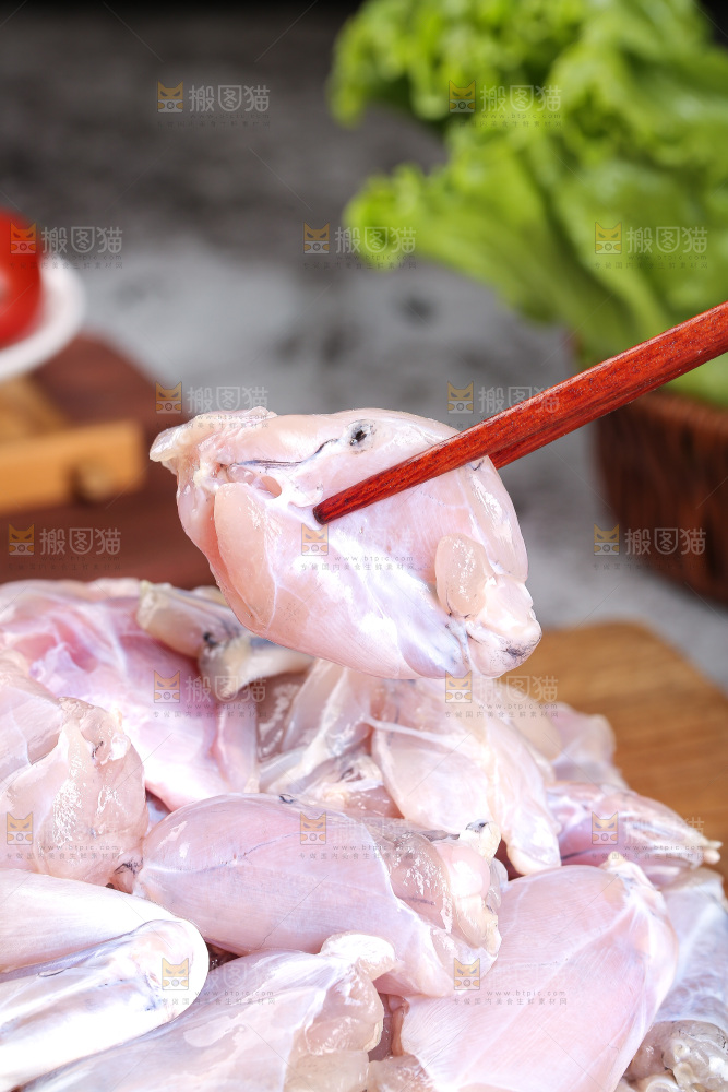 深底上的新鲜牛蛙