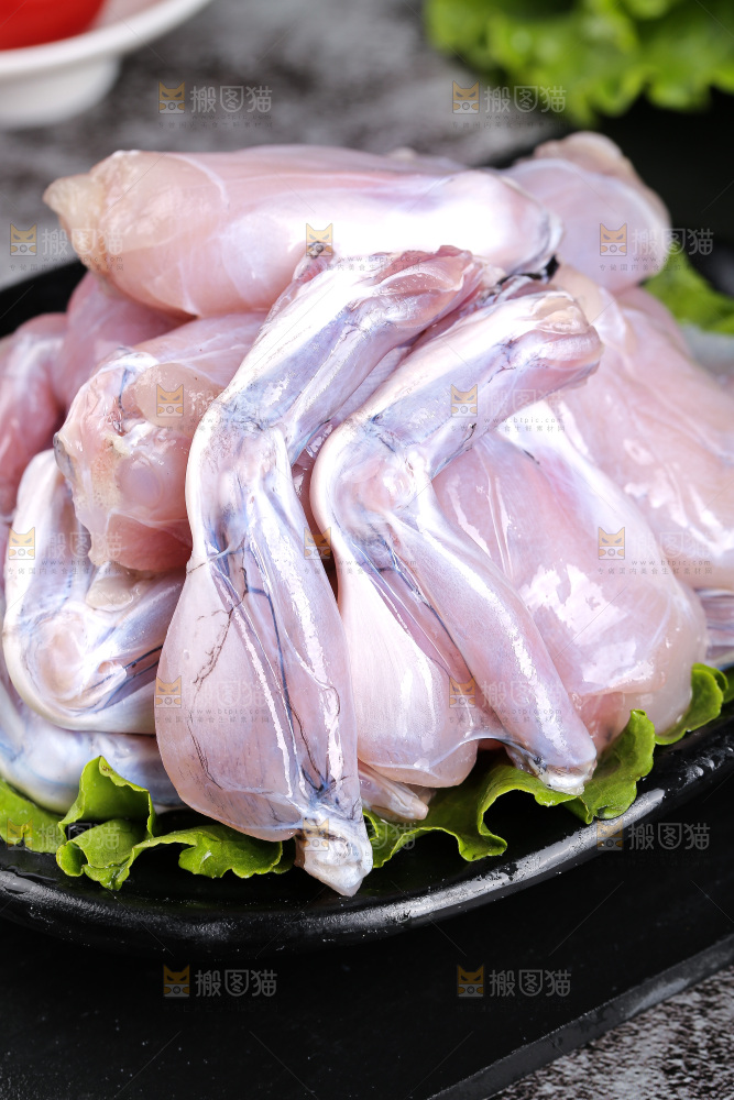 深底上的新鲜牛蛙