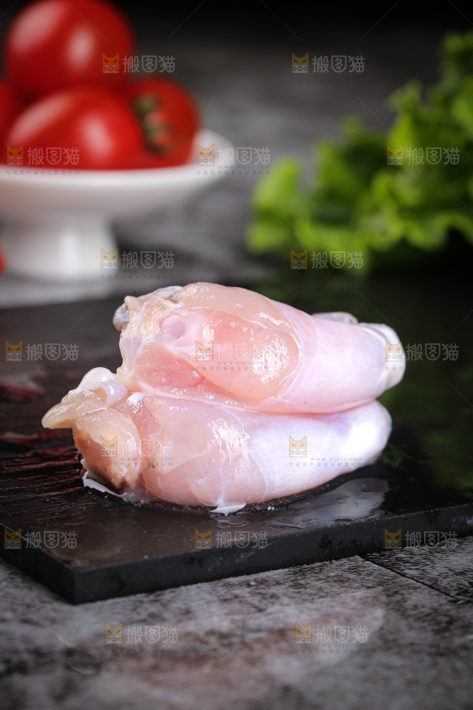 深底上的新鲜牛蛙