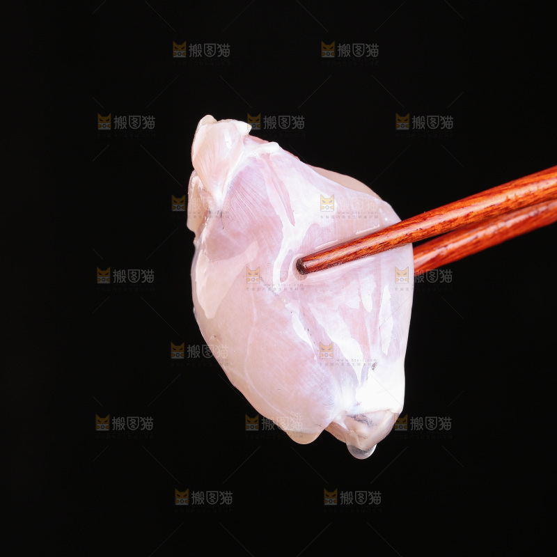 深底上的新鲜牛蛙