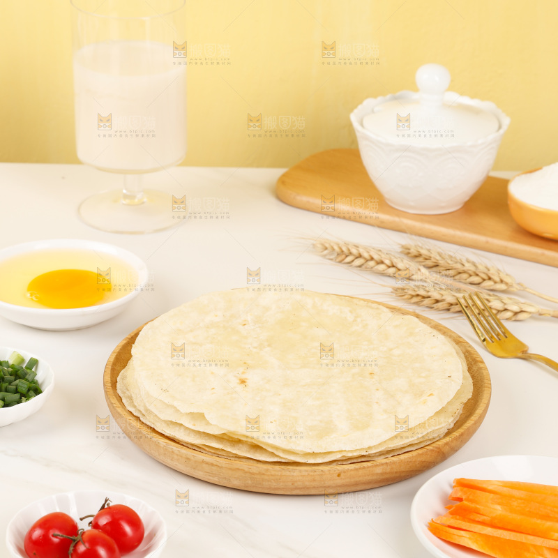 浅底上的果蔬卷饼