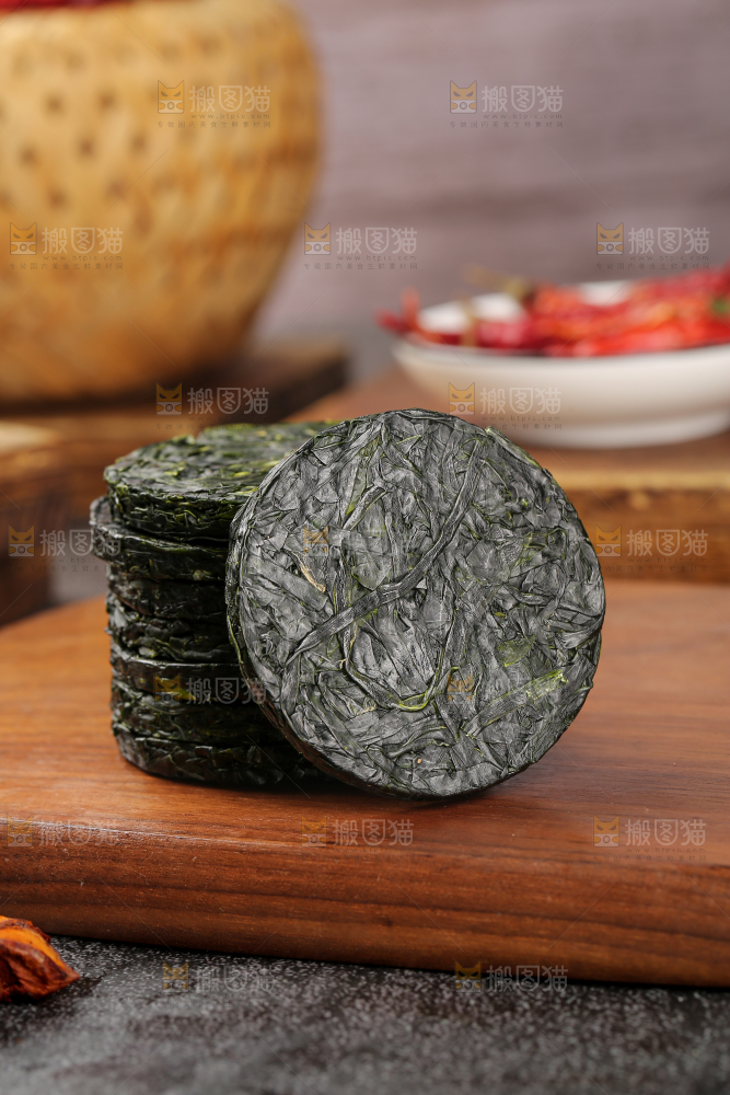 木底上的压缩海带丝