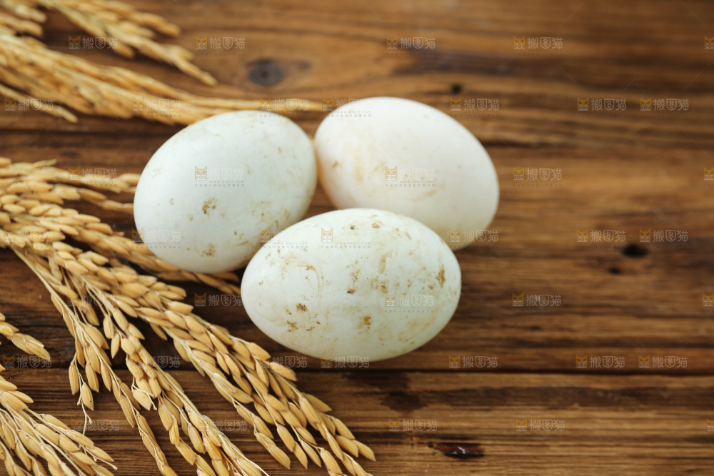 深底上的鸭蛋