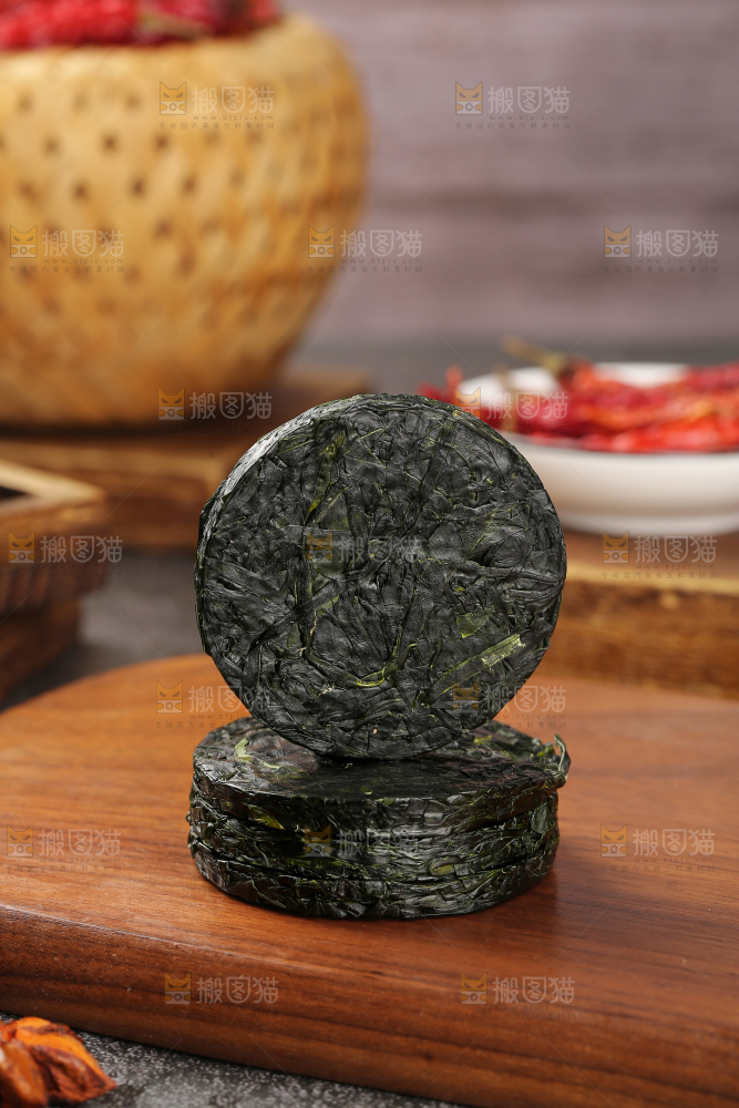 木底上的压缩海带丝