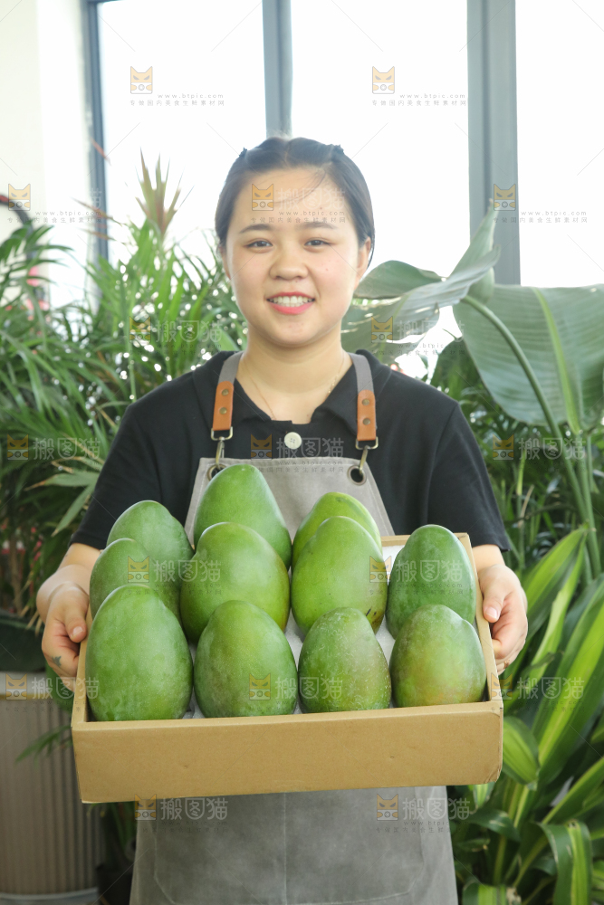 手里拿着凯特芒