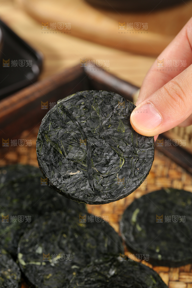 木底上的压缩海带丝