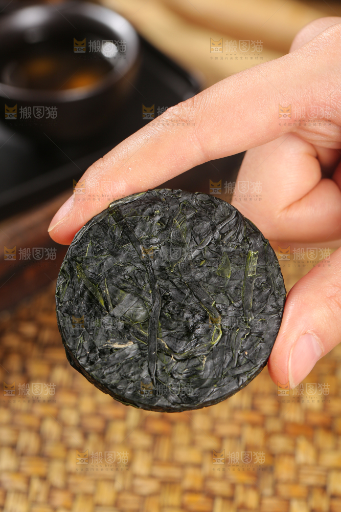 木底上的压缩海带丝