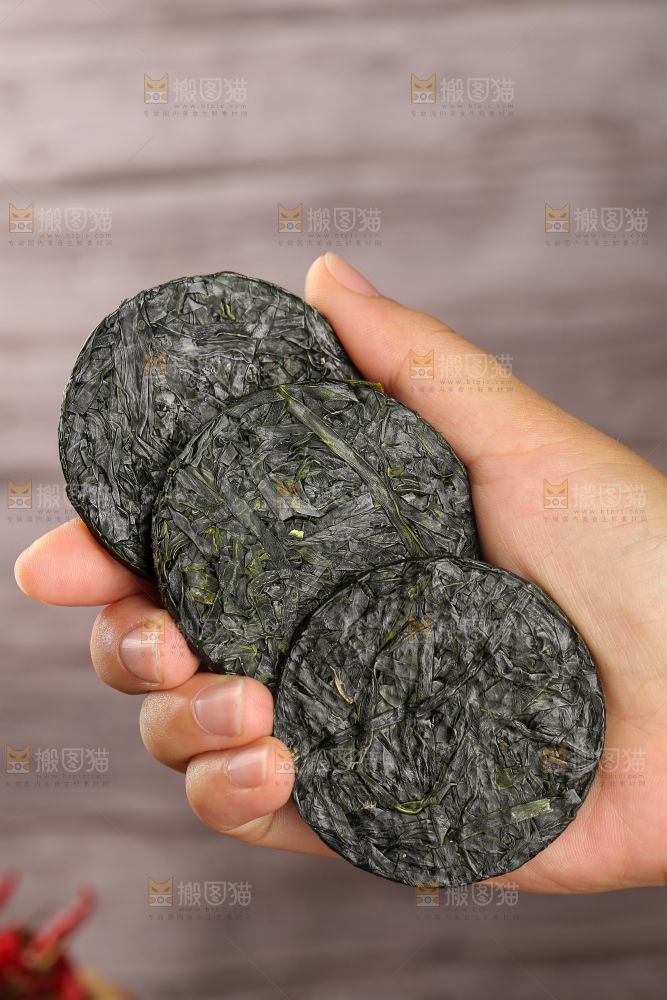 木底上的压缩海带丝