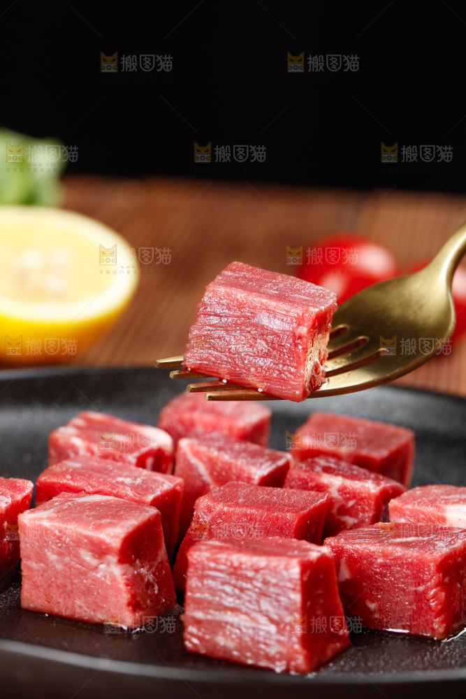 深底上的牛肉粒