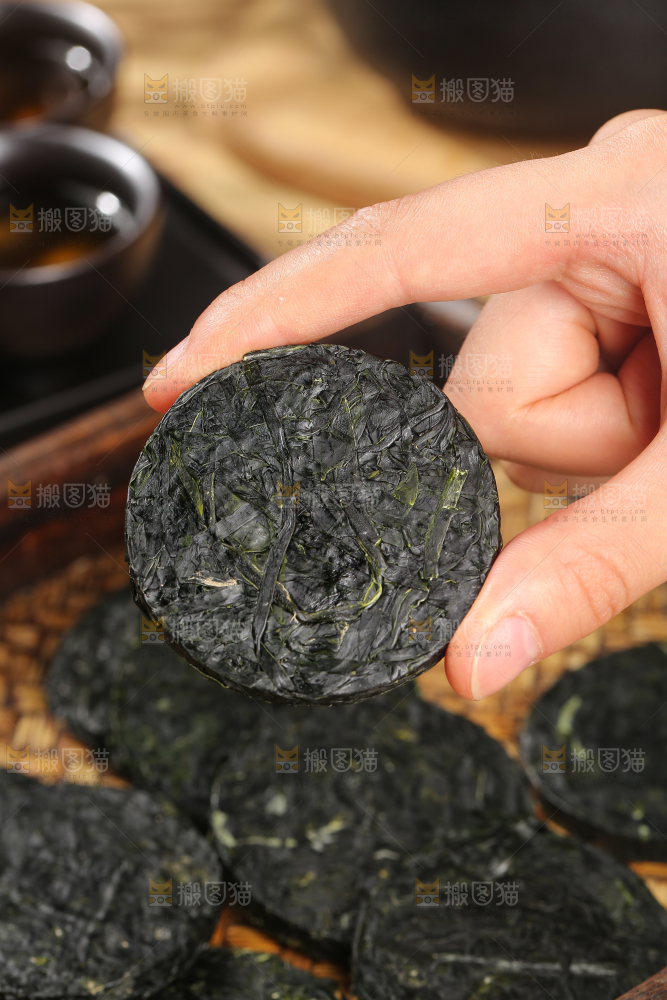 木底上的压缩海带丝