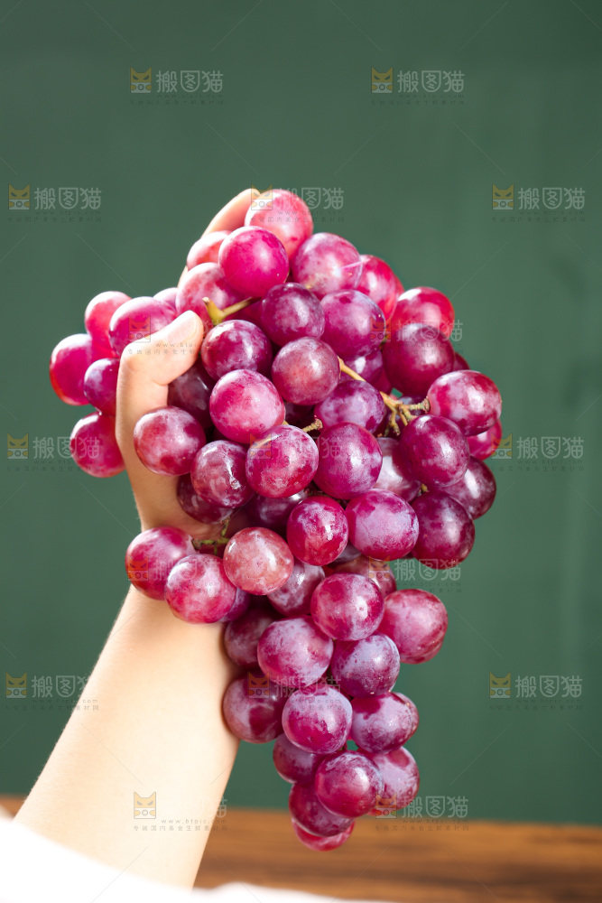 木底上的玻璃翠红提