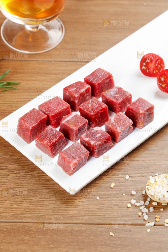 深底上的牛肉粒