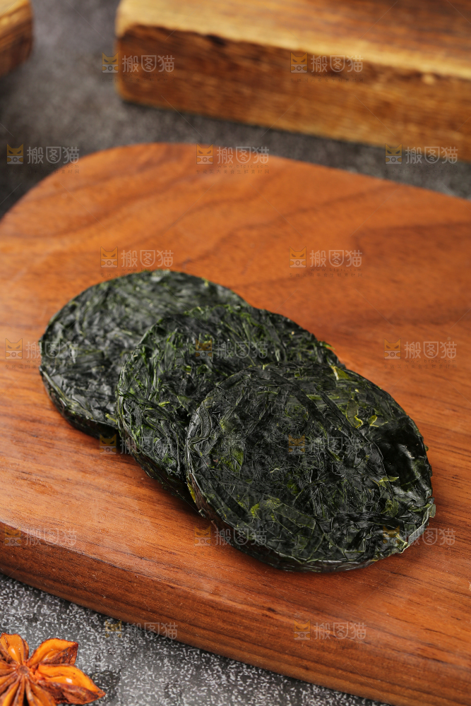 木底上的压缩海带丝