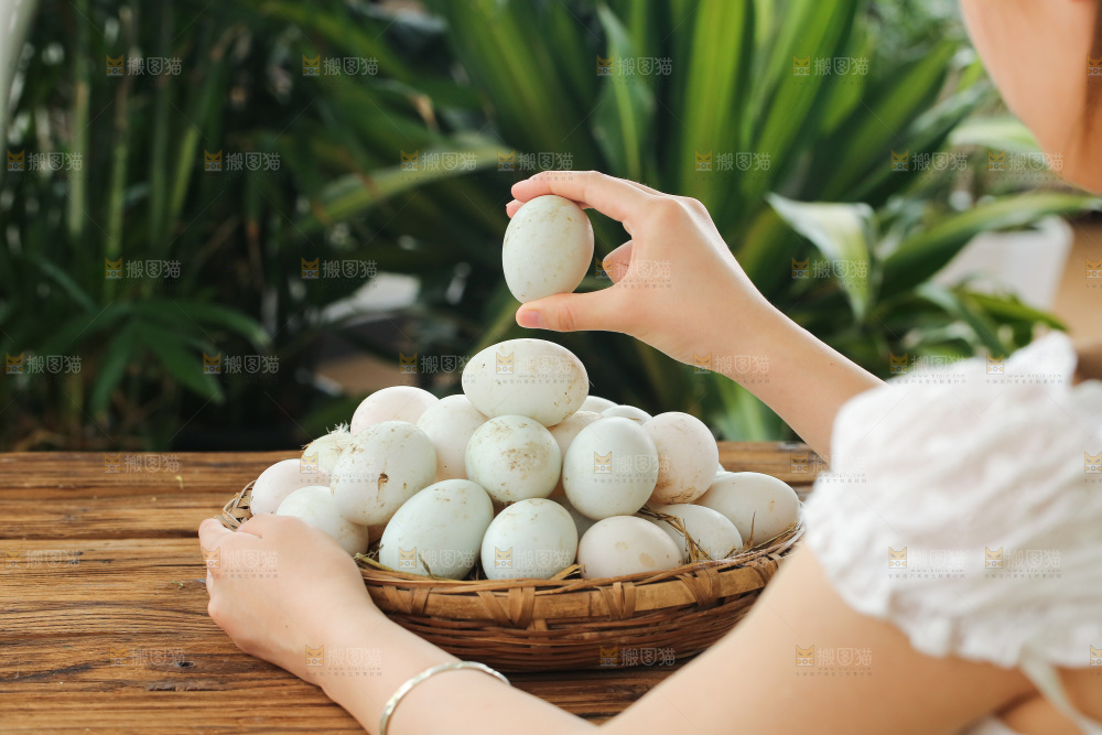 深底上的鸭蛋