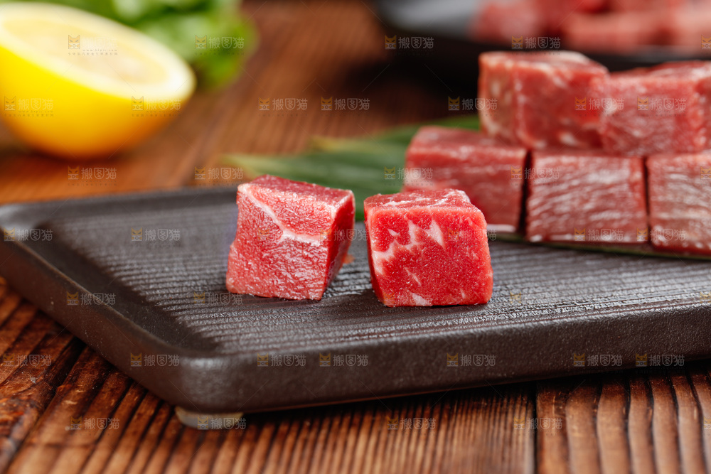 深底上的牛肉粒