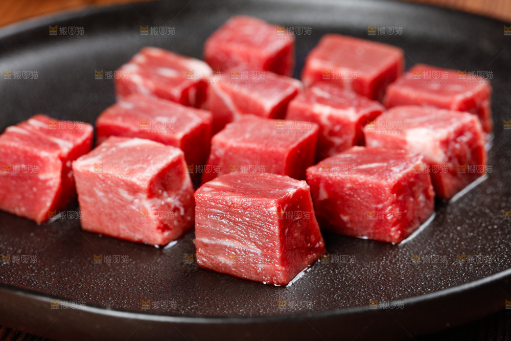 深底上的牛肉粒