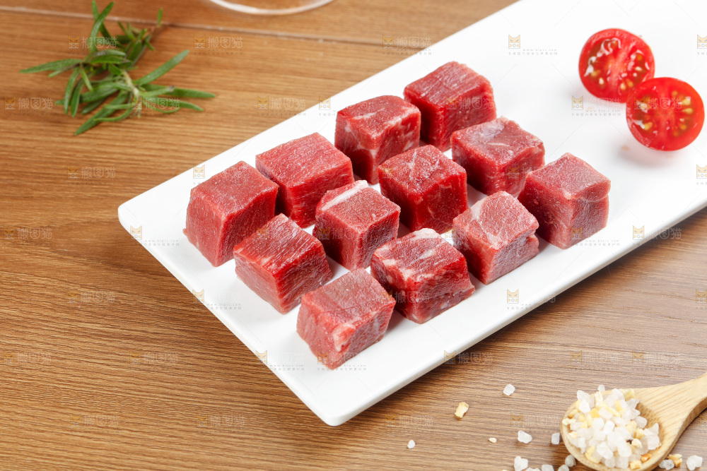 深底上的牛肉粒