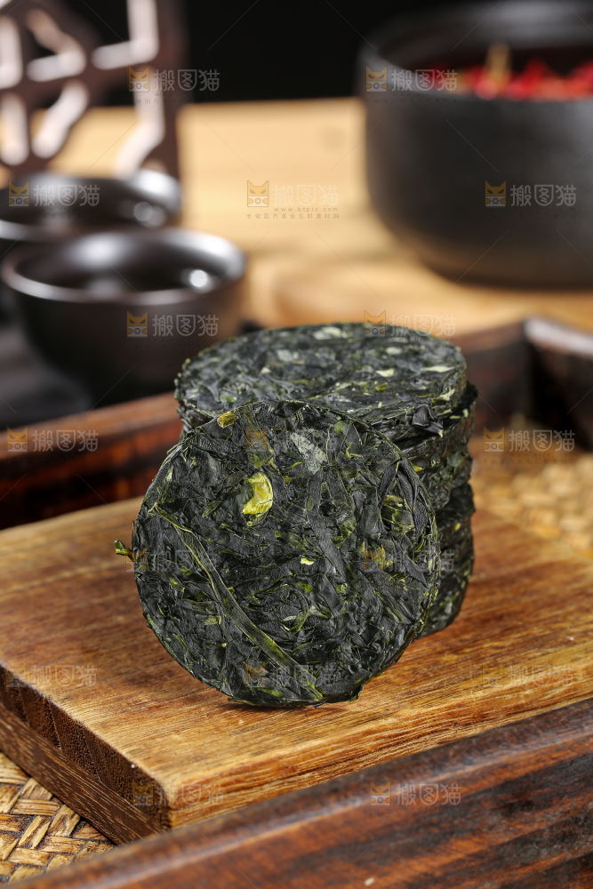 木底上的压缩海带丝