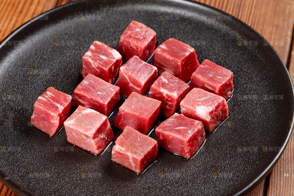 深底上的牛肉粒