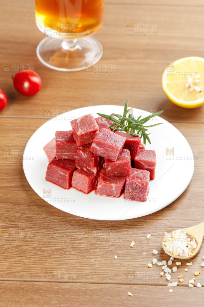 深底上的牛肉粒