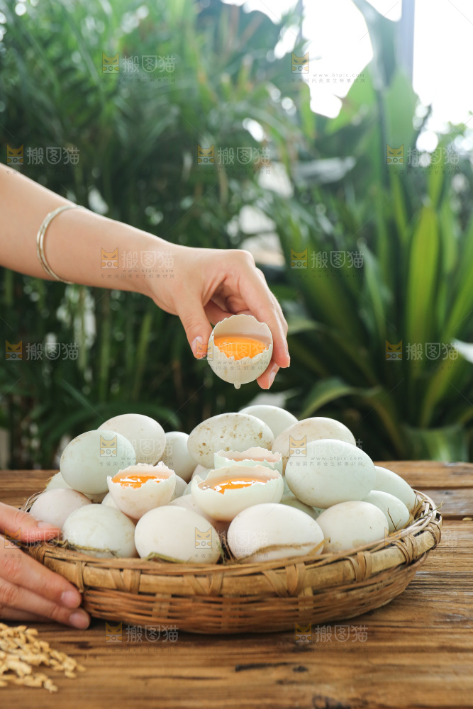 深底上的鸭蛋