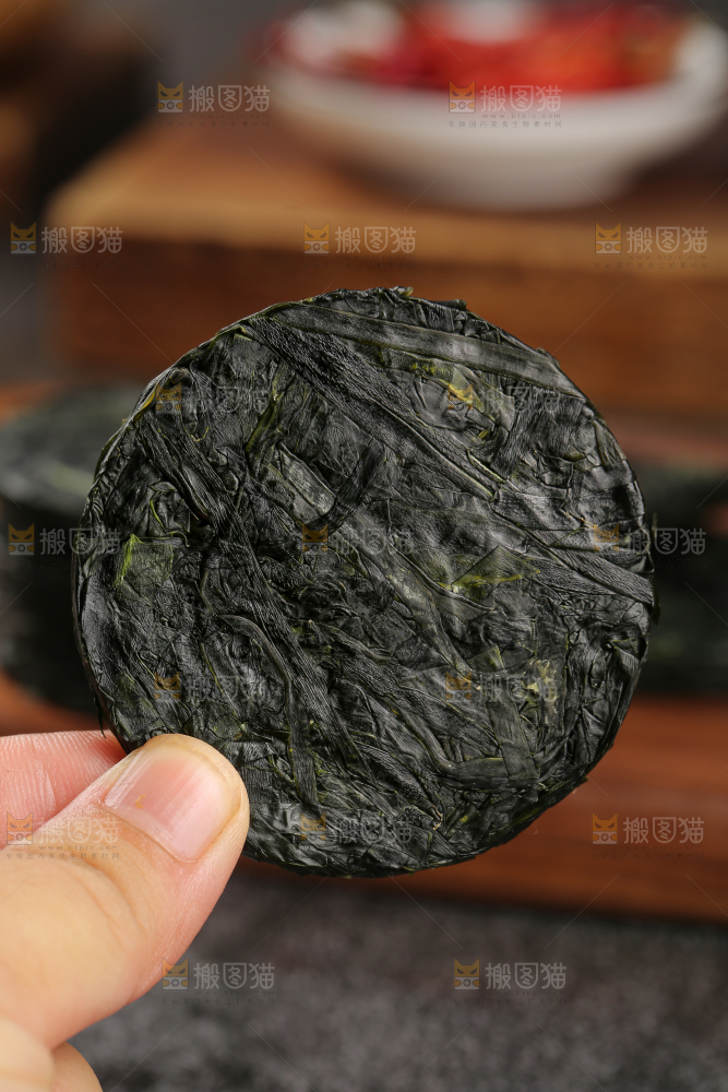 木底上的压缩海带丝
