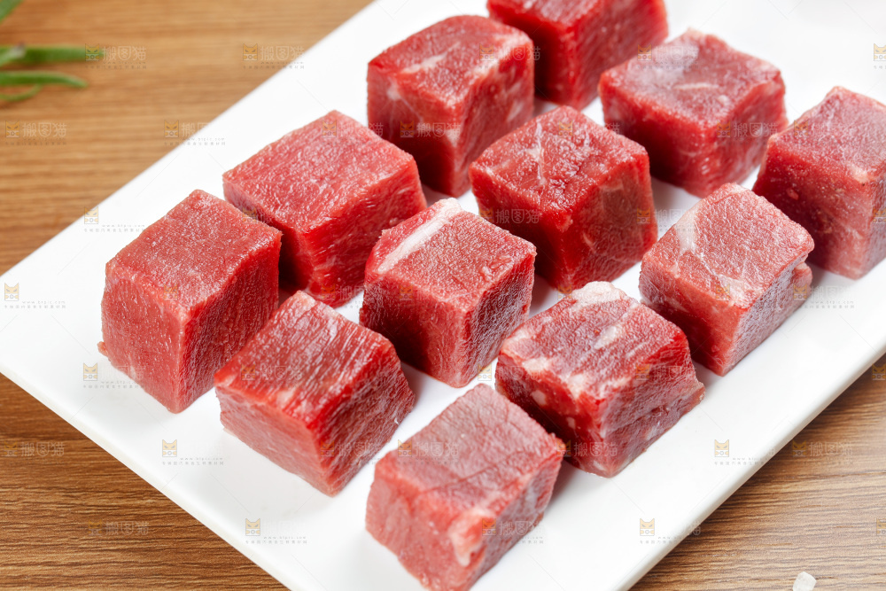 深底上的牛肉粒