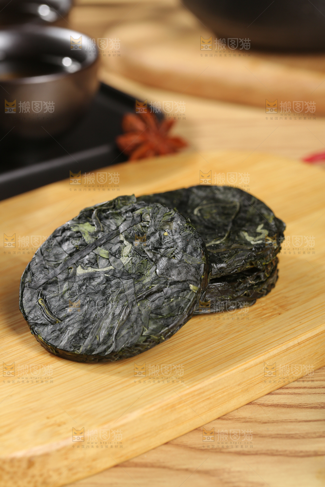 木底上的压缩海带丝