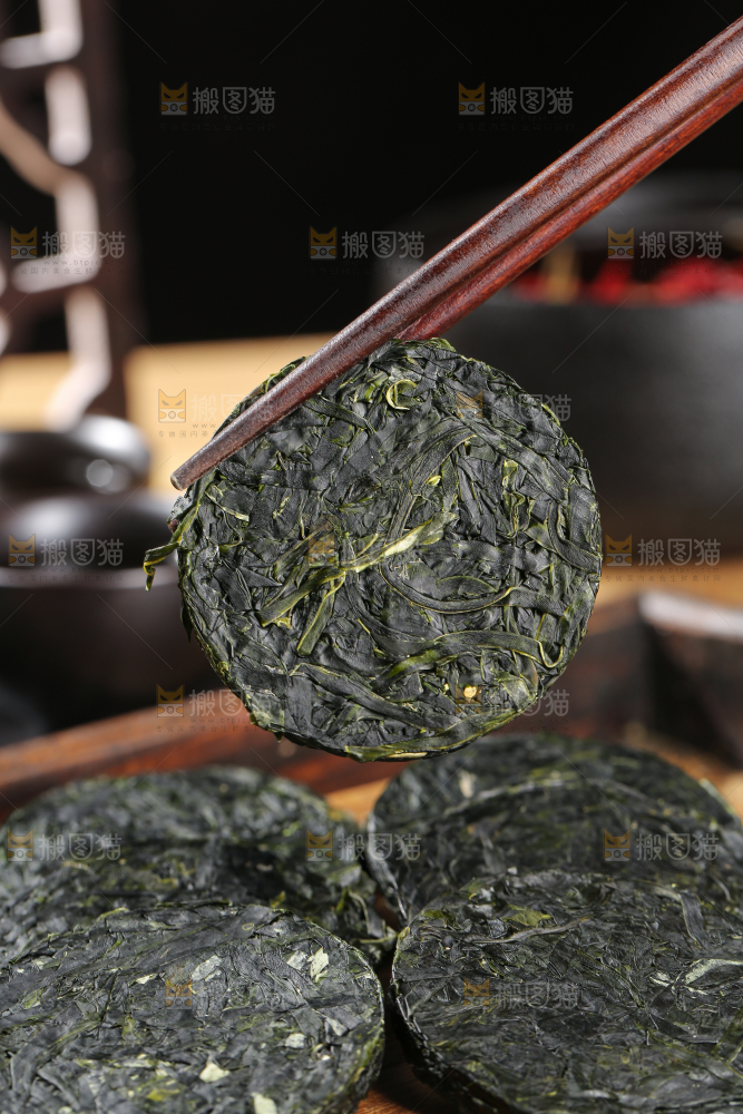 木底上的压缩海带丝