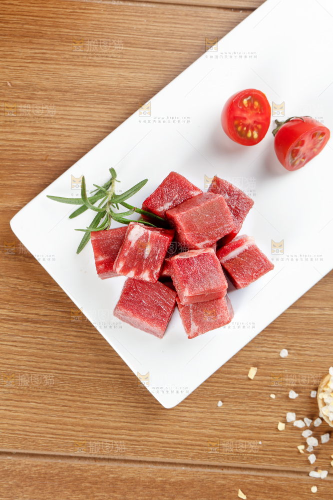 深底上的牛肉粒