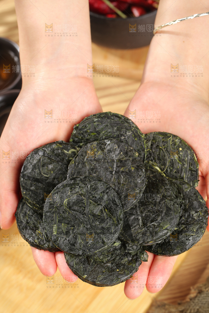 木底上的压缩海带丝