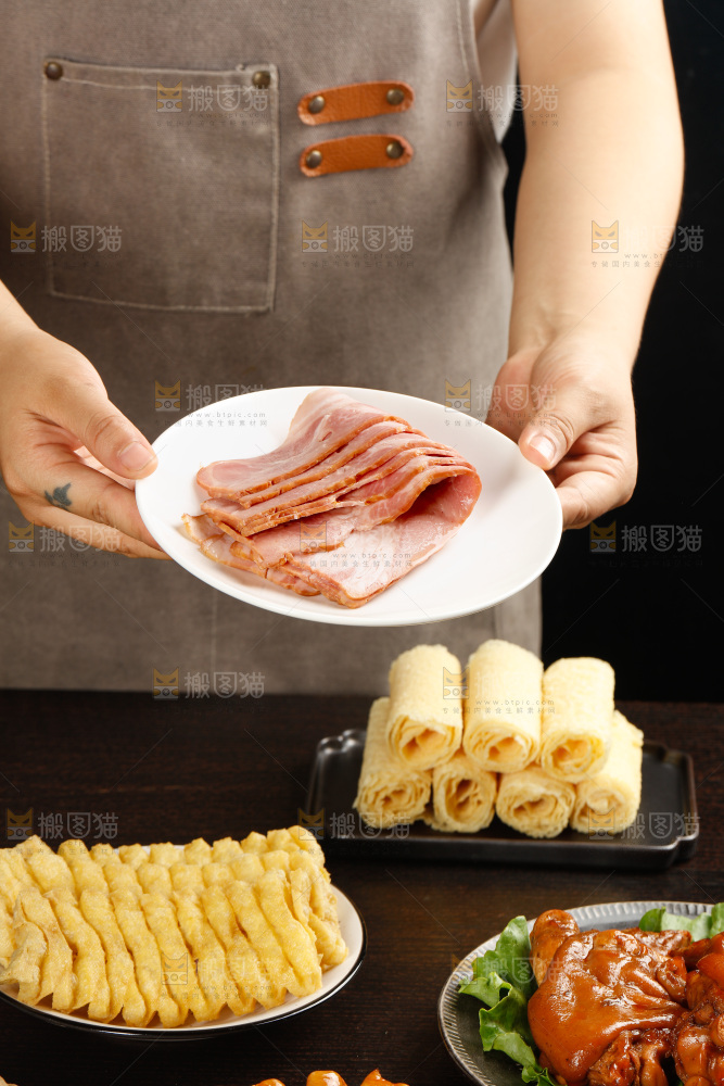深底上的螺蛳粉食材