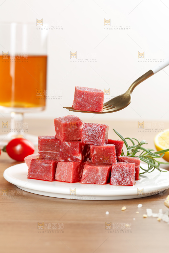 深底上的牛肉粒
