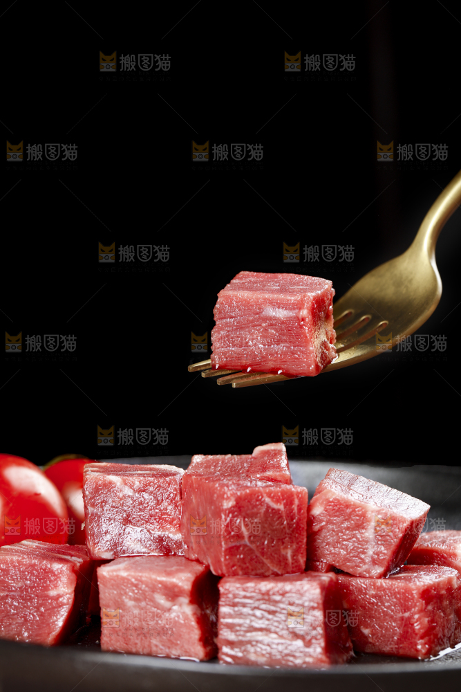 深底上的牛肉粒