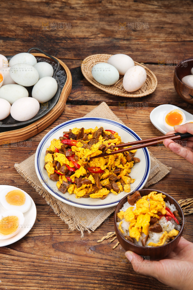 盘子里的鸭蛋炒咸菜