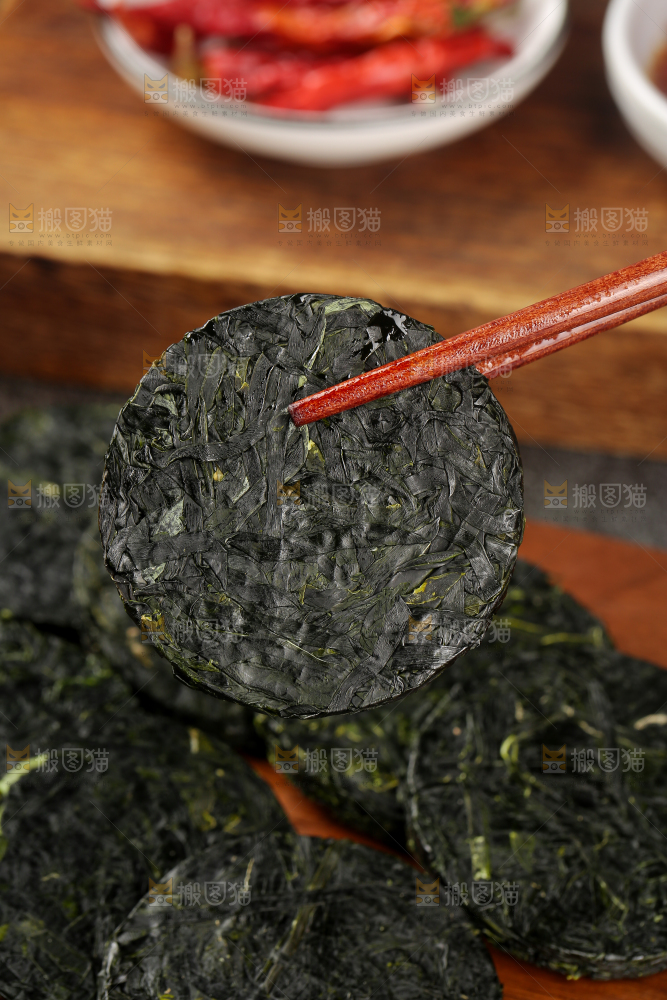 木底上的压缩海带丝