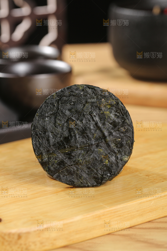 木底上的压缩海带丝