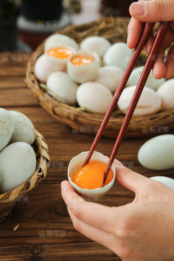 深底上的鸭蛋