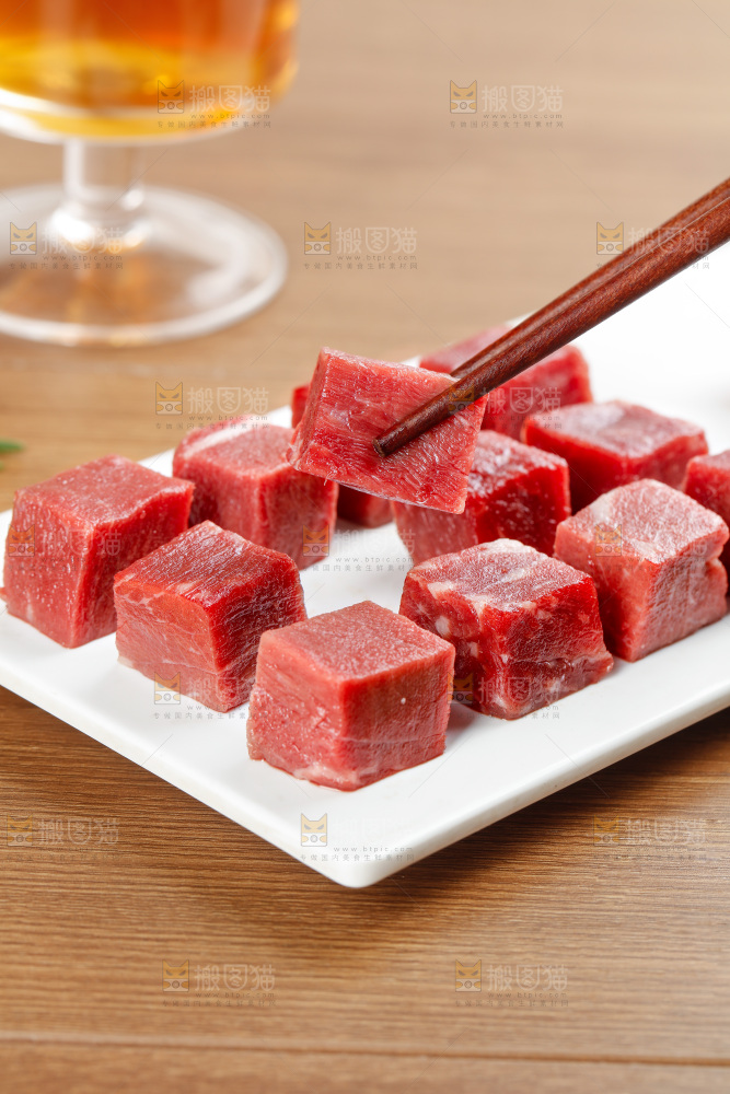 深底上的牛肉粒