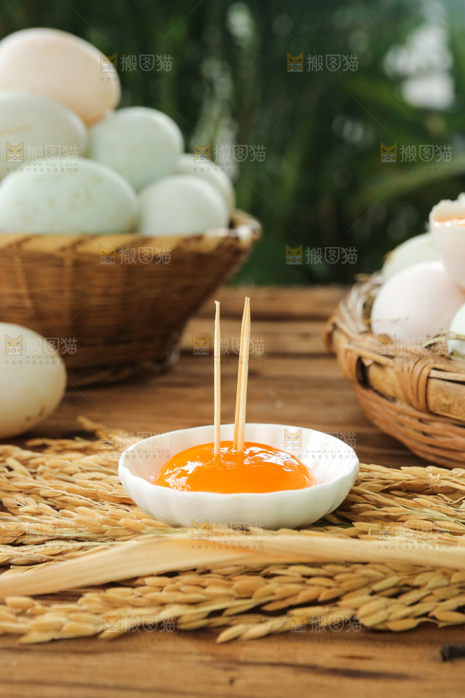 深底上的鸭蛋