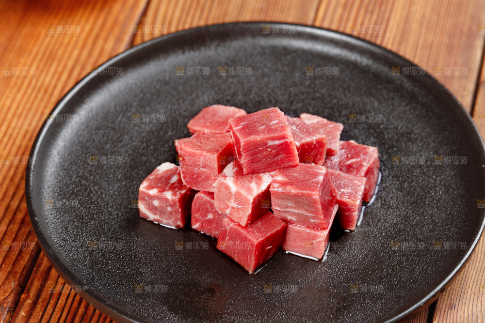 深底上的牛肉粒