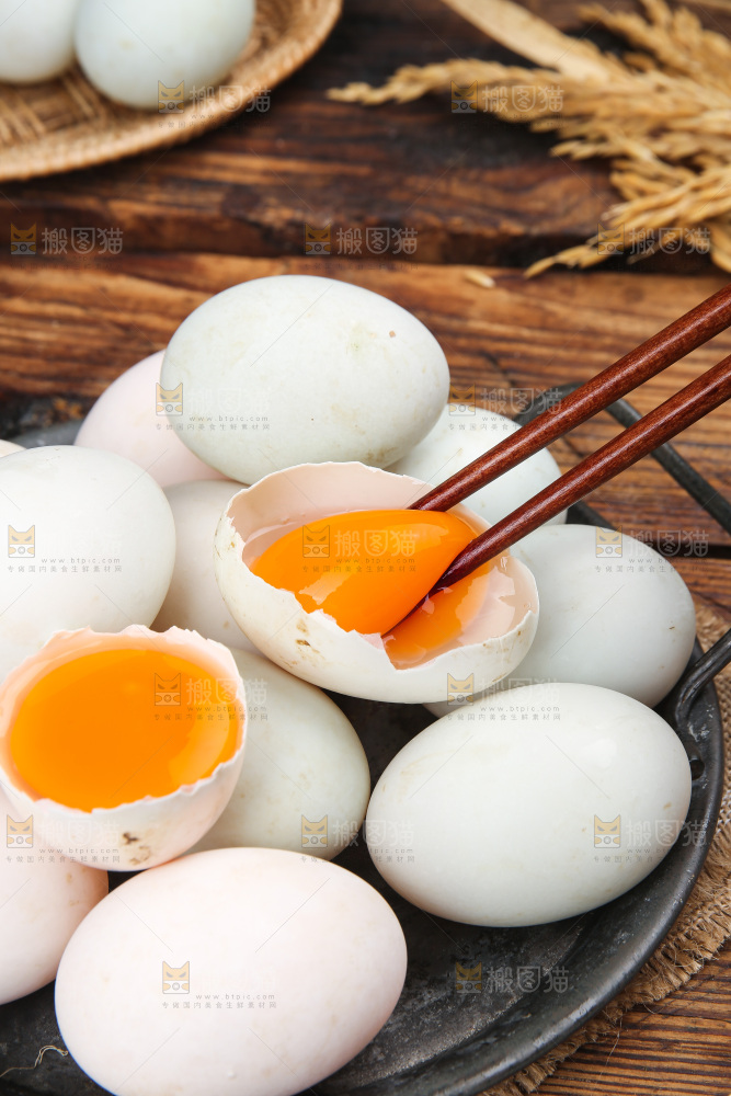 深底上的鸭蛋