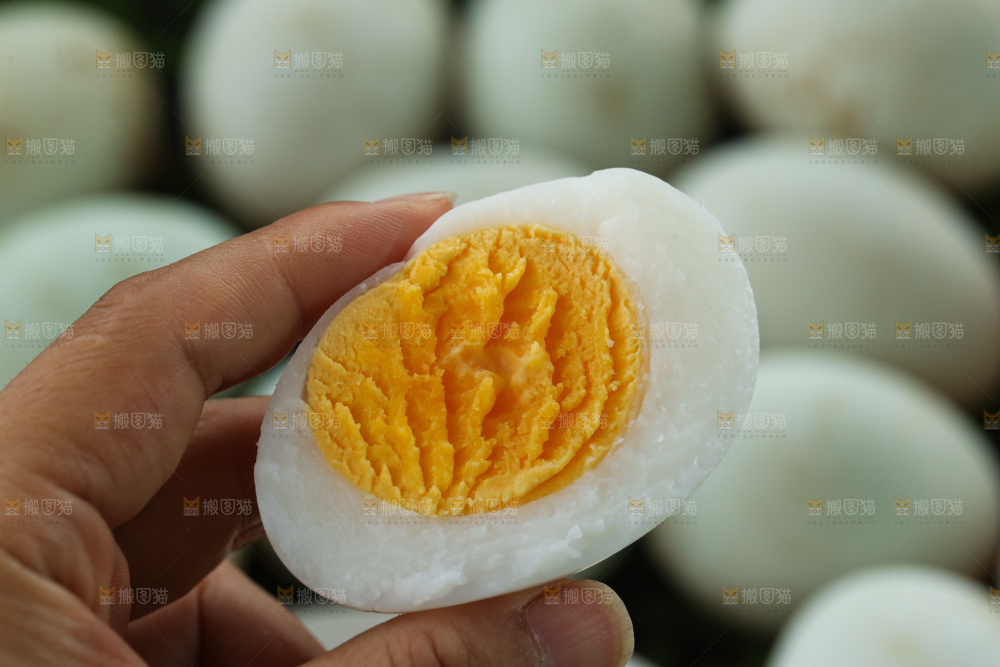 深底上的鸭蛋