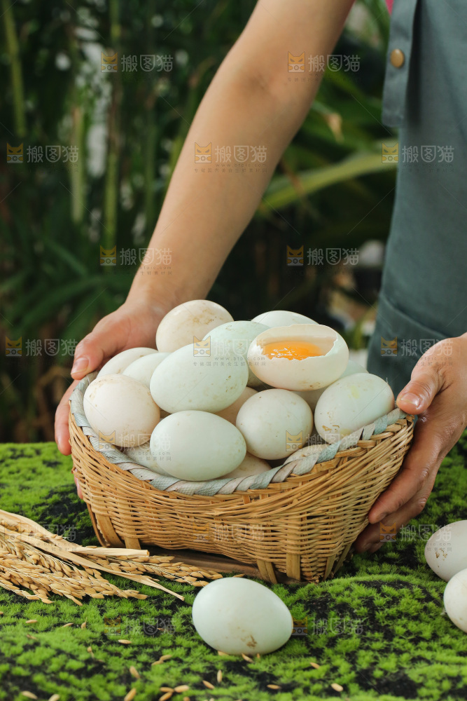 深底上的鸭蛋