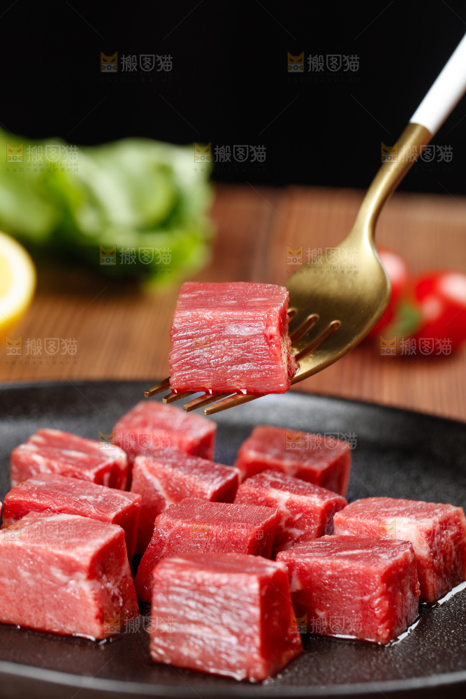 深底上的牛肉粒