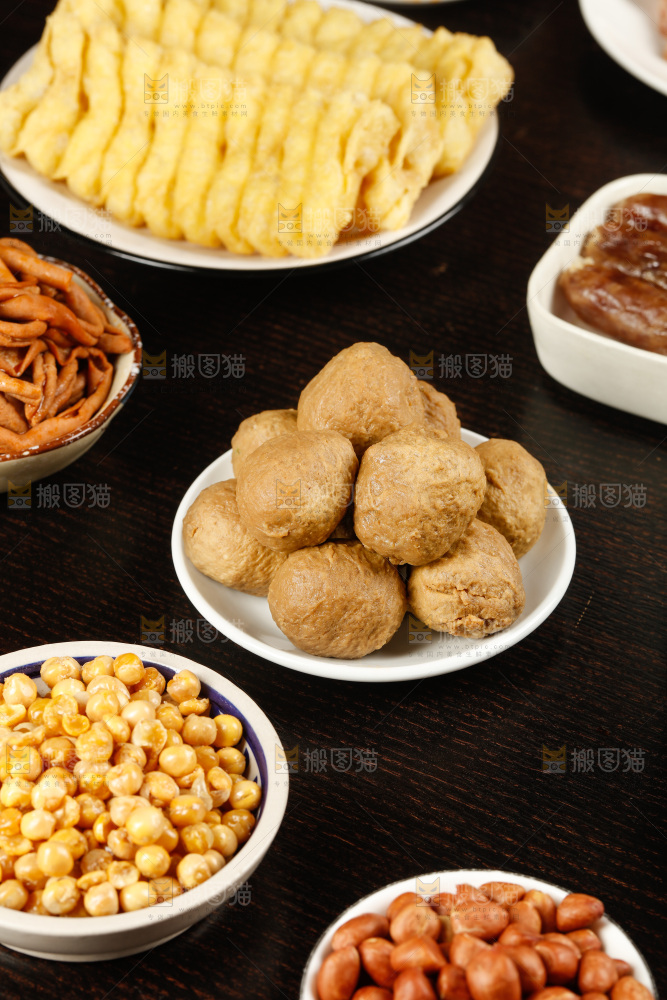 深底上的螺蛳粉食材