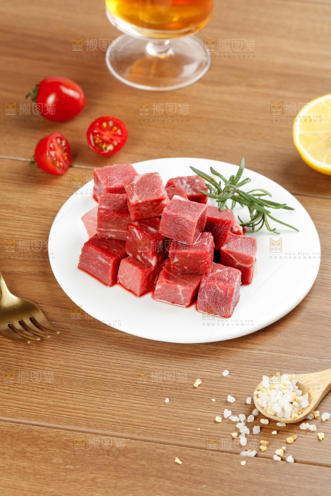 深底上的牛肉粒