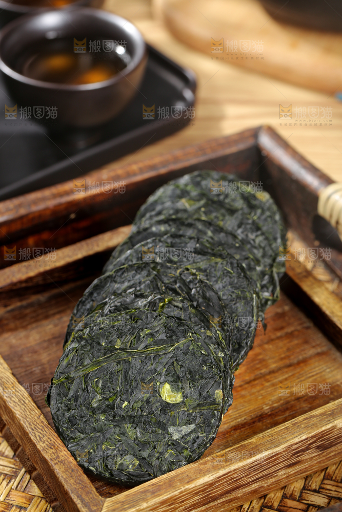 木底上的压缩海带丝