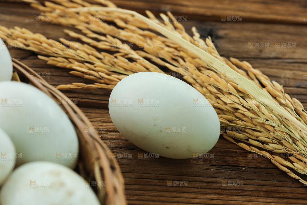 深底上的鸭蛋